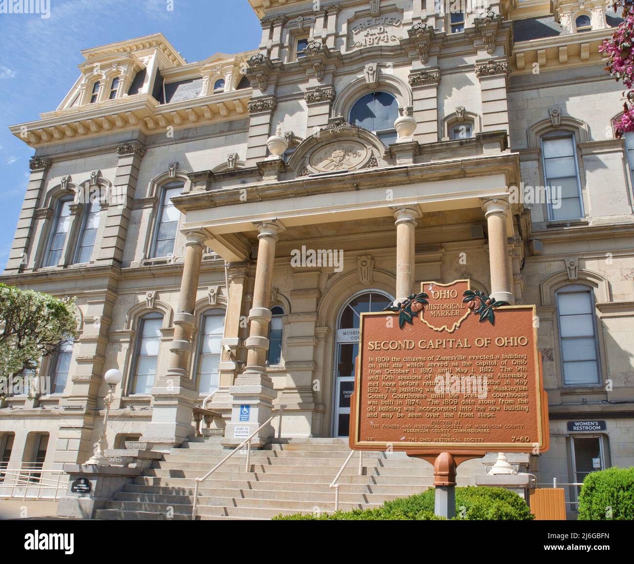 Il tribunale della contea di Muskingum a Zanesville, Ohio, Stati Uniti. Un classico edificio in stile architettonico secondo Impero. Foto Stock