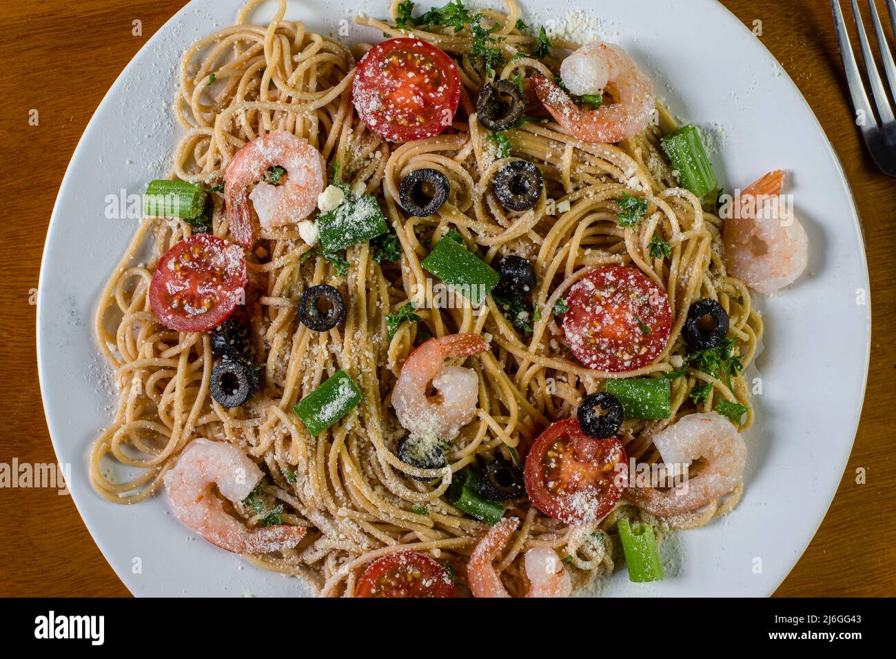 spaghetti di grano integrale con pomodori ciliegini e gamberi Foto Stock