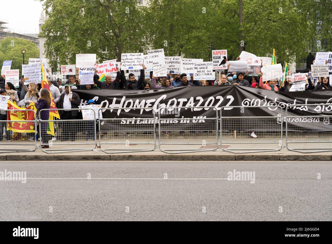 Londra, Regno Unito, 01 maggio 2022. Gli Sri Lanka si riuniscono in Piazza del Parlamento chiedendo al presidente Rajapaksa di abbandonare 'Go Home Gota', mentre l'economia del paese è andata in caduta libera dal suo insediamento nel 2019. Credit: xiu bao/Alamy Live News Foto Stock