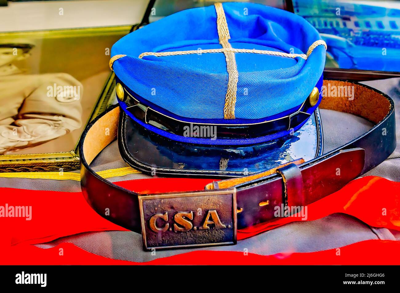 Una parata confederata uniforme cintura e cappello è esposto al Jefferson Davis Presidential Library and Museum, 24 aprile 2022, a Biloxi, Mississippi. Foto Stock