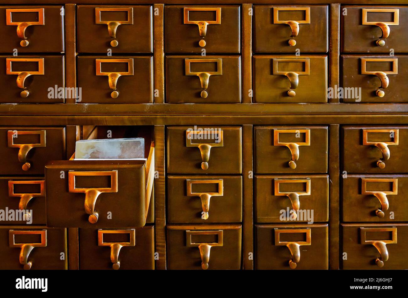 Un catalogo di carte è raffigurato nella Jefferson Davis Presidential Library, 24 aprile 2022, a Biloxi, Mississippi. Foto Stock