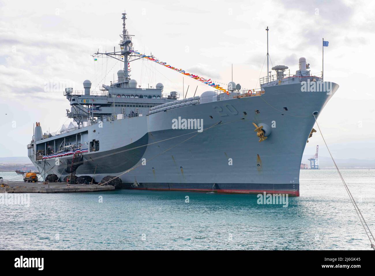 PORTO DI GIBUTI, Gibuti (25 aprile 2022) la nave di comando e controllo della classe Blue Ridge USS Mount Whitney (LCC 20) si trova nel porto di Gibuti. Il monte Whitney allestì tende e decorazioni per ospitare un'accoglienza per i leader militari statunitensi e alleati, dignitari stranieri e ambasciatori quella sera. (STATI UNITI Foto Navy di Mass Communication Specialist 2nd Classe Jonathan Word) Foto Stock