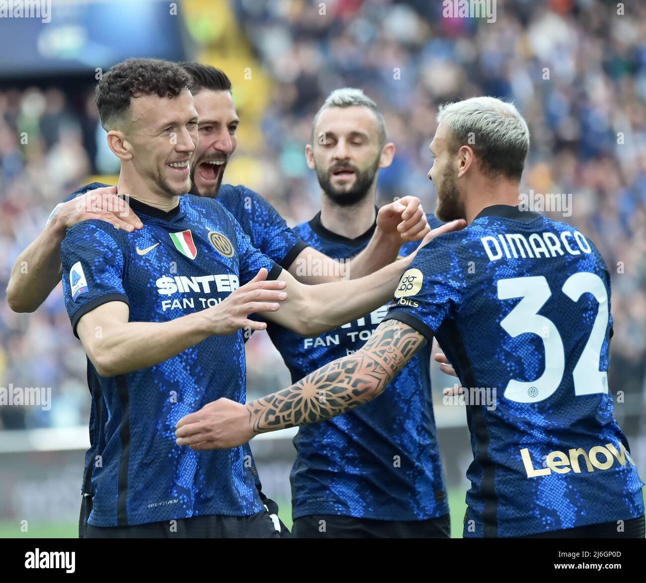 (220502) -- Udine, 2 maggio 2022 (Xinhua) -- Ivan Perisic di Inter Milan (1st L) celebra il suo traguardo con i compagni di squadra durante una partita di calcio a tra Udinese e Inter Milan a Udine, Italia, il 1 maggio 2022. (Str/Xinhua) Foto Stock