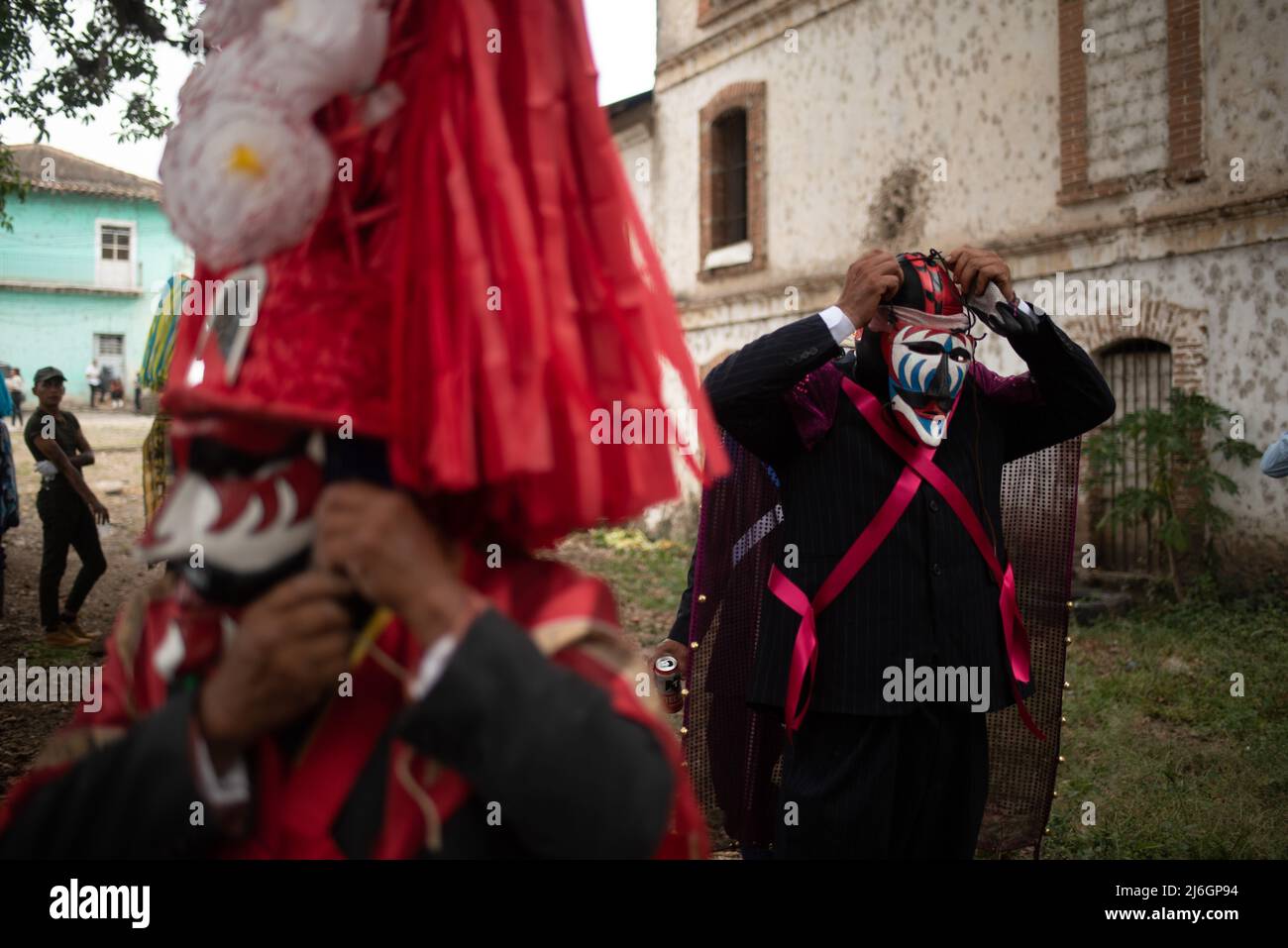 Veracruz, Messico. 1 maggio 2022: Ritratto di un bonetero, il personaggio principale del Carnevale Afro-Mestizio nella città di Tuzamapan, Veracruz. (Credit Image: © Hector Adolfo Quintanar Perez/ZUMA Press Wire) Credit: ZUMA Press, Inc./Alamy Live News Foto Stock