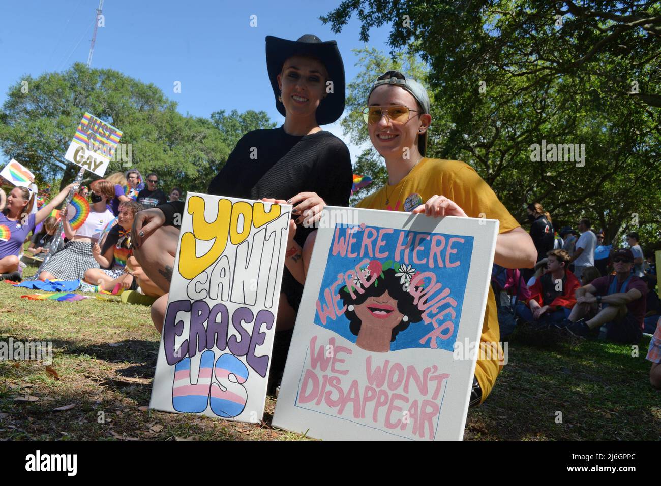 Melbourne, Brevard County, Florida, Stati Uniti. Maggio 1, 2022. Tre delle più rinomate American Drag Queens hanno partecipato al “Brevard Say Gay Rally” di Front Street Park. Shangela, Bob The Drag Queen e Eureka o’Hara hanno intrattenuto oltre 300 persone prima di marciarsi sul Melbourne Causeway con segni di protesta a sostegno dei diritti gay. Credit Julian Leek / Alamy Live News Foto Stock