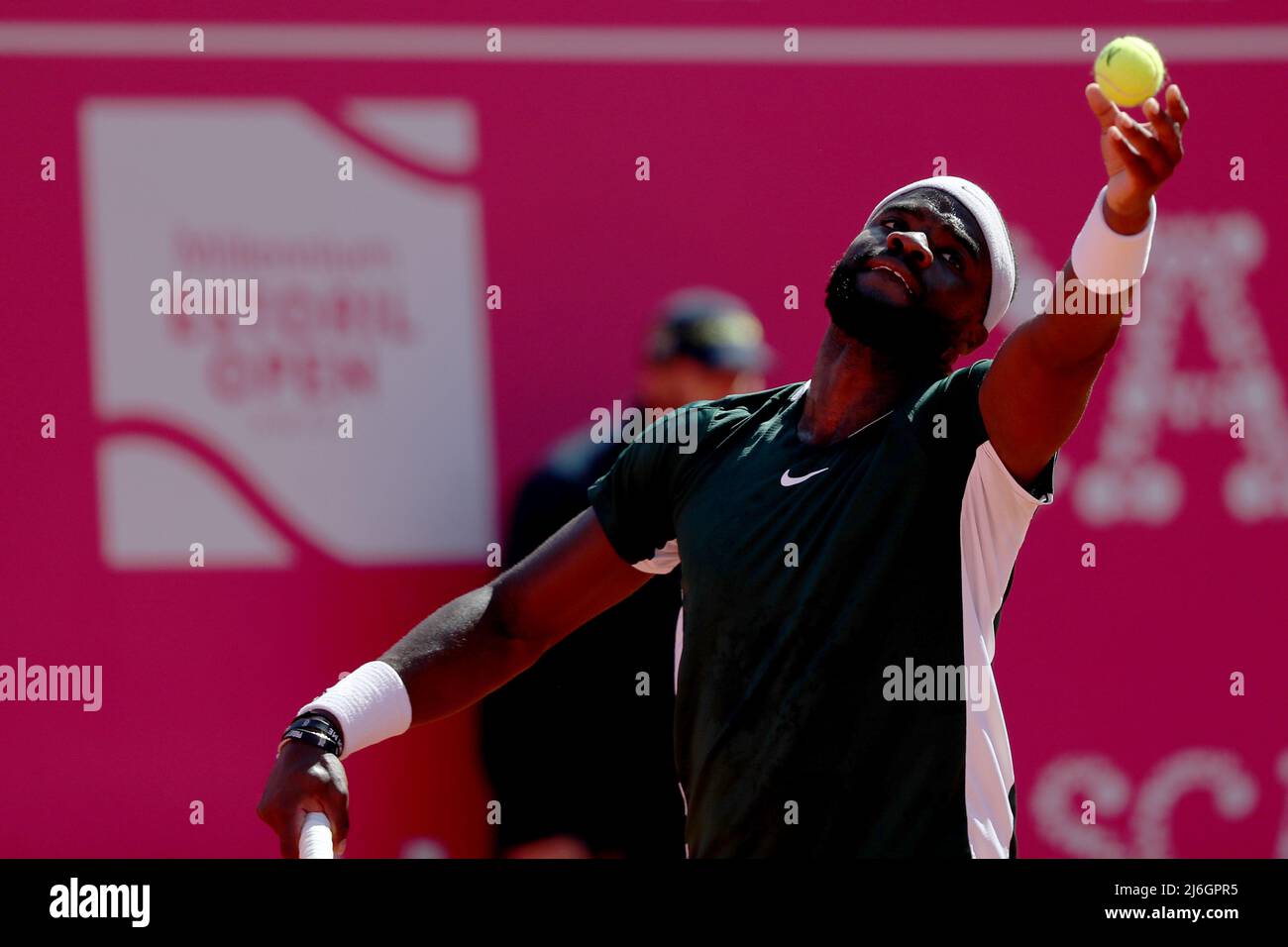 (220502) -- LISBONA, 2 maggio 2022 (Xinhua) -- Frances Tiafoe degli Stati Uniti serve durante la finale contro Sebastian Baez dell'Argentina al Millennium Estoril Open ATP 250 torneo di tennis al Clube de Tenis do Estoril di Cascais, Portogallo, il 1 maggio 2022. (Foto di Pedro Fiuza/Xinhua) Foto Stock