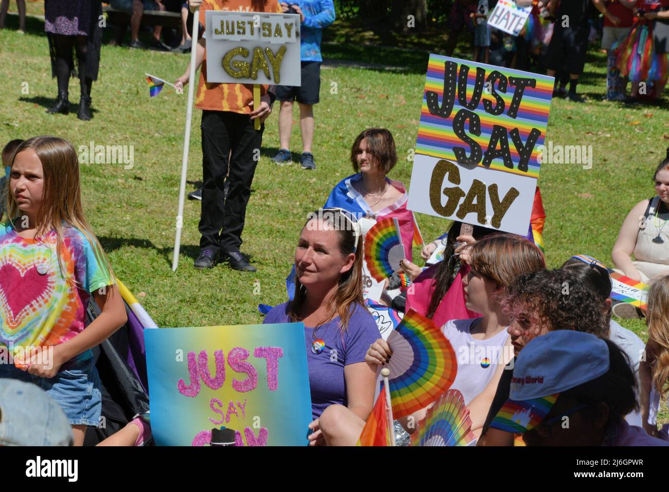 Melbourne, Brevard County, Florida, Stati Uniti. Maggio 1, 2022. Tre delle più rinomate American Drag Queens hanno partecipato al “Brevard Say Gay Rally” di Front Street Park. Shangela, Bob The Drag Queen e Eureka o’Hara hanno intrattenuto oltre 300 persone prima di marciarsi sul Melbourne Causeway con segni di protesta a sostegno dei diritti gay. Credit Julian Leek / Alamy Live News Foto Stock