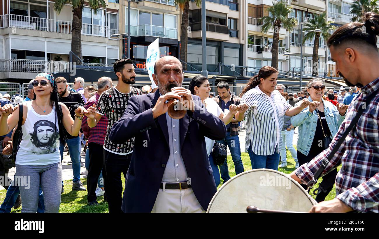 1 maggio si è svolta a Izmir, Turchia, la celebrazione e la manifestazione della Giornata Internazionale del lavoro. Per lo più i lavoratori di sinistra, le organizzazioni e i sindacati hanno marciato con slogan, striscioni e bandiere. I gruppi affollati hanno celebrato la giornata con danza folclorica e canzoni. Anche il sindaco metropolitano di Izmir, TunC Soyer, ha partecipato alla celebrazione. (Foto di Idil Toffolo/Pacific Press) Foto Stock