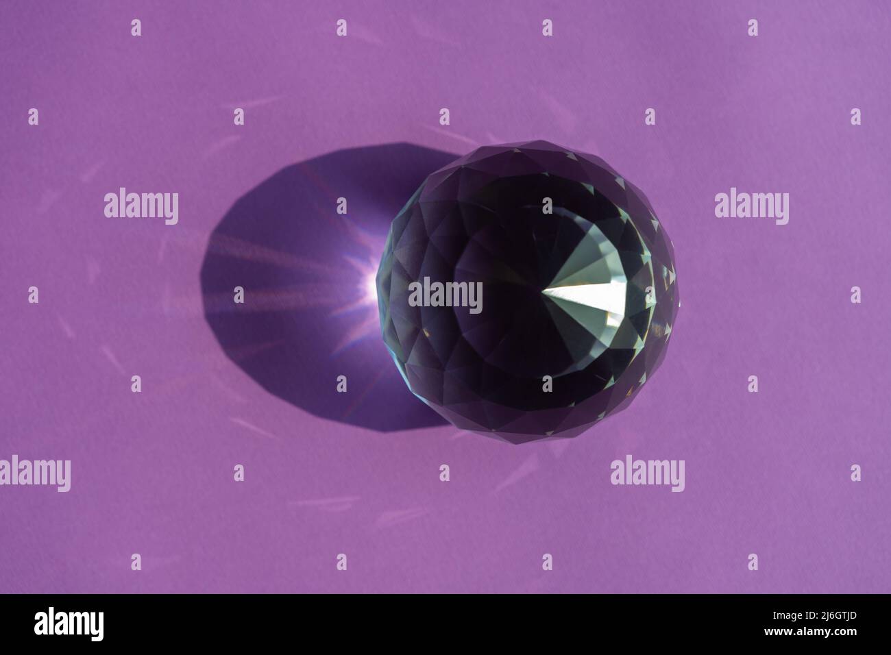 Luce rifrangente a prisma di cristallo, cristalli magici e piramide, sfera e cubo su sfondo viola. Pratica di cristallo di guarigione spirituale. Feng Shui, bravo Foto Stock