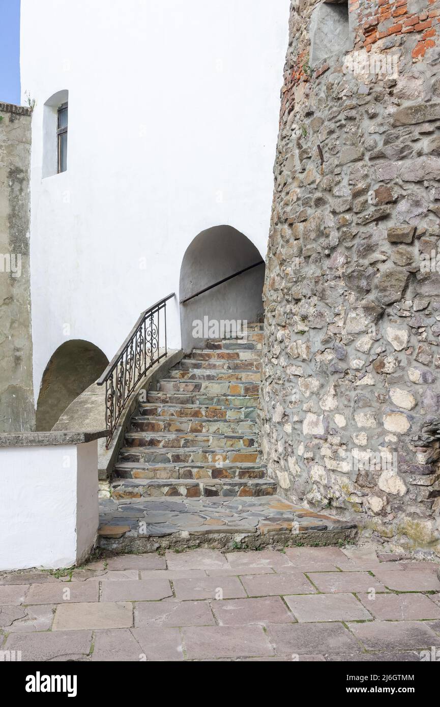 scala in pietra nel castello. ingresso all'arco Foto Stock