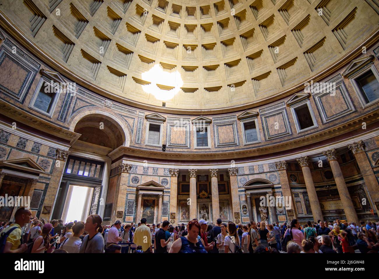 Interno del Pantheon, un ex tempio romano e una chiesa cattolica, a Roma, Italia Foto Stock