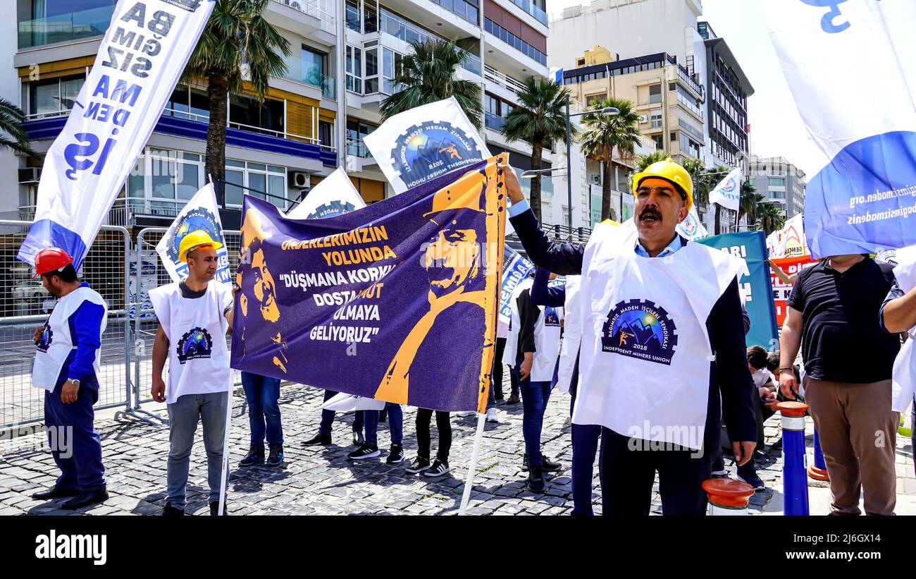 1 maggio 2022, Izmir, Turchia, Turchia: 1 maggio si è svolta a Izmir, Turchia, la celebrazione e la manifestazione della Giornata Internazionale del lavoro. Per lo più i lavoratori di sinistra, le organizzazioni e i sindacati hanno marciato con slogan, striscioni e bandiere. I gruppi affollati hanno celebrato la giornata con danza folclorica e canzoni. Alla celebrazione hanno partecipato anche il sindaco del comune metropolitano di Izmir TunÃ§ Soyer. (Credit Image: © Idil Toffolo/Pacific Press via ZUMA Press Wire) Foto Stock