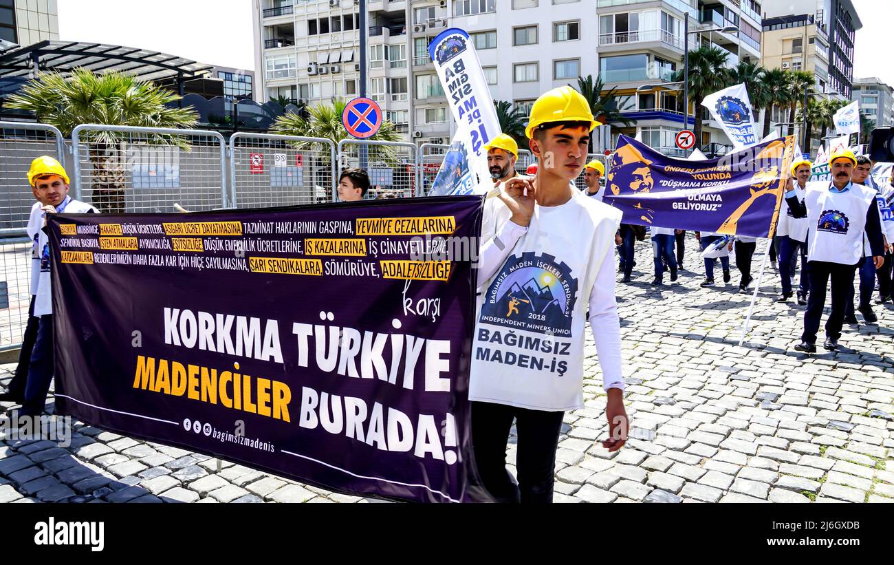 1 maggio 2022, Izmir, Turchia, Turchia: 1 maggio si è svolta a Izmir, Turchia, la celebrazione e la manifestazione della Giornata Internazionale del lavoro. Per lo più i lavoratori di sinistra, le organizzazioni e i sindacati hanno marciato con slogan, striscioni e bandiere. I gruppi affollati hanno celebrato la giornata con danza folclorica e canzoni. Alla celebrazione hanno partecipato anche il sindaco del comune metropolitano di Izmir TunÃ§ Soyer. (Credit Image: © Idil Toffolo/Pacific Press via ZUMA Press Wire) Foto Stock