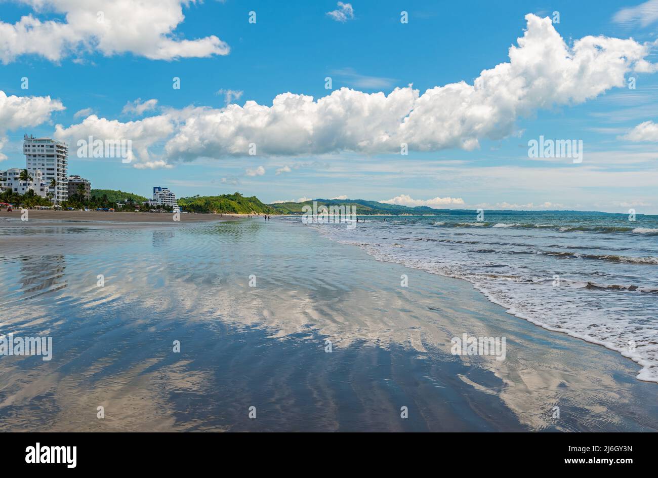 Riflessione della nuvola lungo l'Oceano Pacifico sulla stessa spiaggia vicino Atacames, provincia di Esmeraldas, Ecuador. Foto Stock