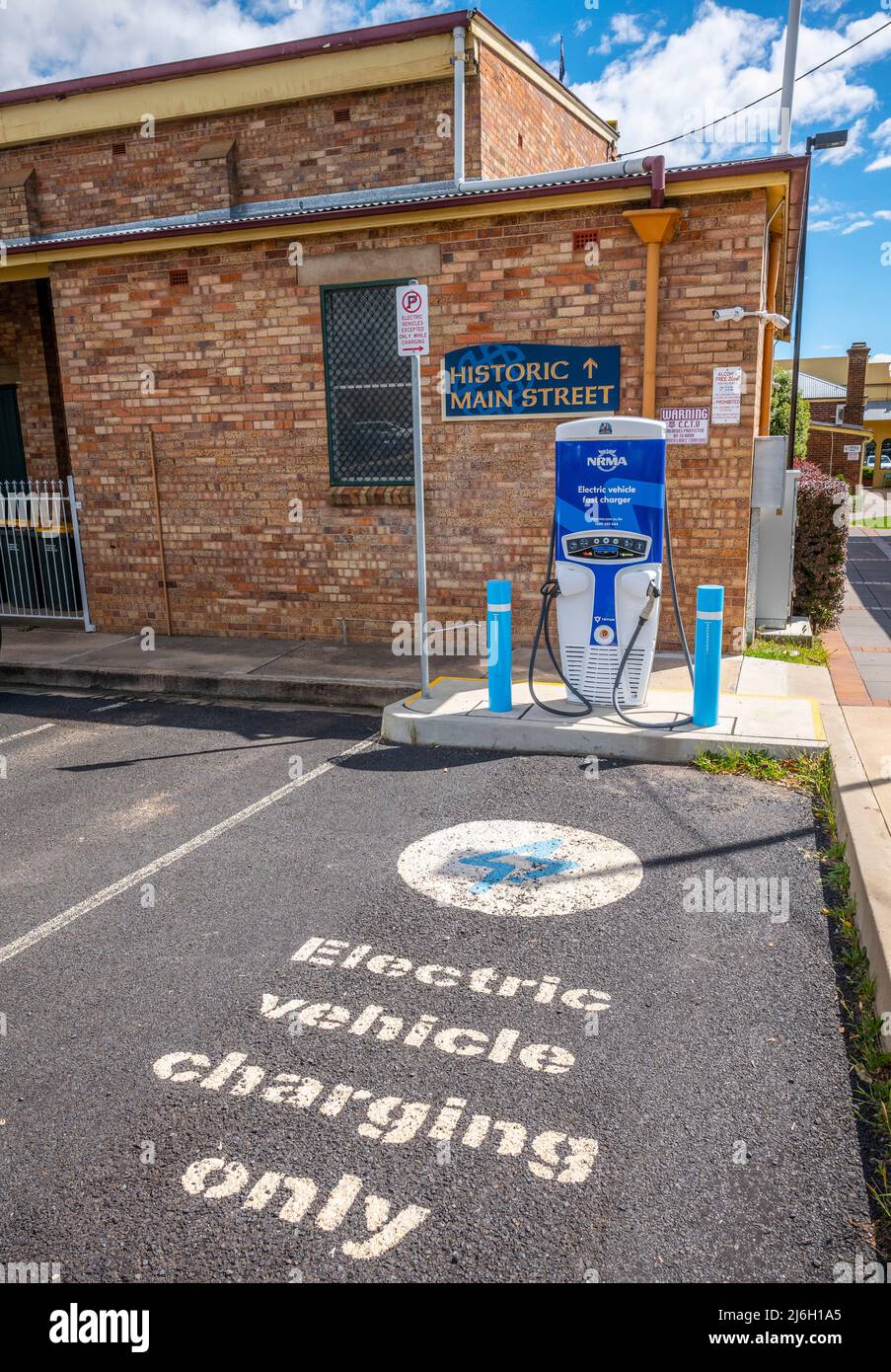 NRMA veicolo elettrico caricabatteria rapido dietro il municipio storico di Glen Innes nel nord del New South Wales, Australia Foto Stock