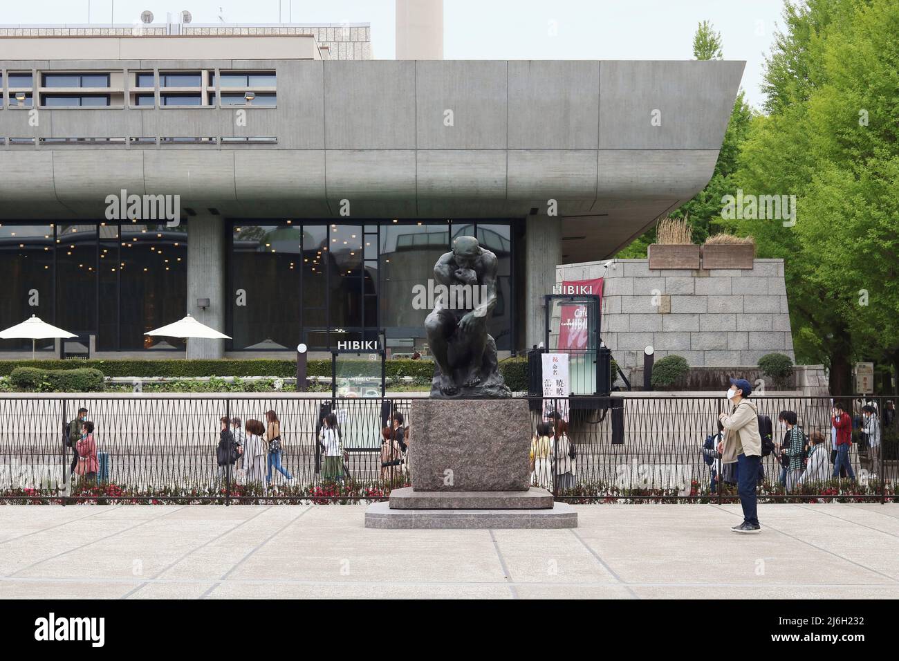 TOKYO, GIAPPONE - 17 aprile 2022: Scultura nel giardino del Museo Nazionale di Arte Occidentale di Tokyo con Tokyo Bunka Kaikan sullo sfondo a Ueno Par Foto Stock