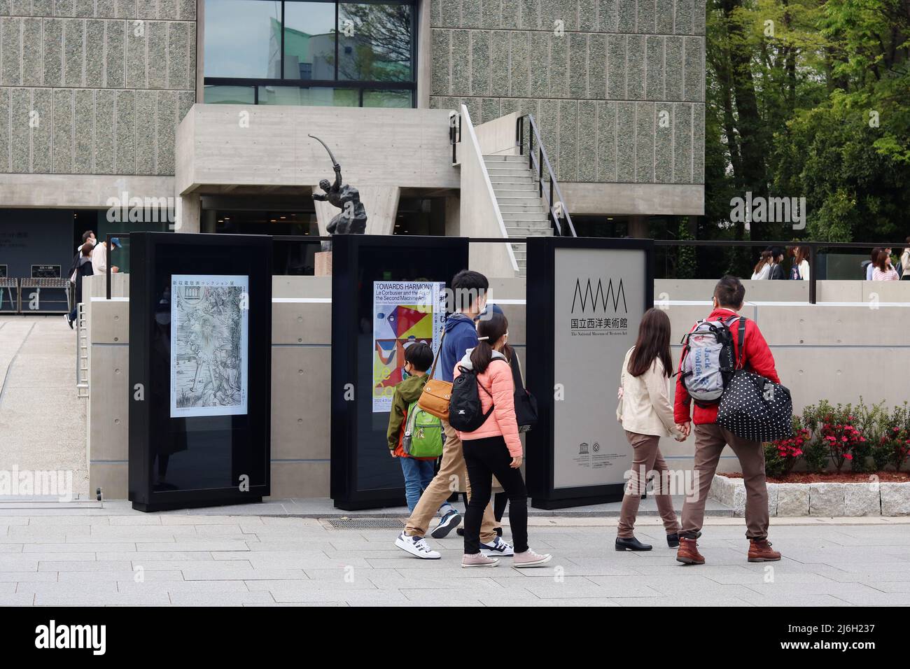 TOKYO, GIAPPONE - 17 aprile 2022: Parco Ueno con persone che passano il Museo Nazionale d'Arte Occidentale nel Parco Ueno di Tokyo. Foto Stock