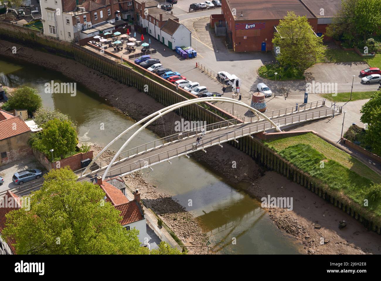 Ponte pedonale moderno che attraversa il fiume Witham a Boston, Lincolnshire, Regno Unito Foto Stock