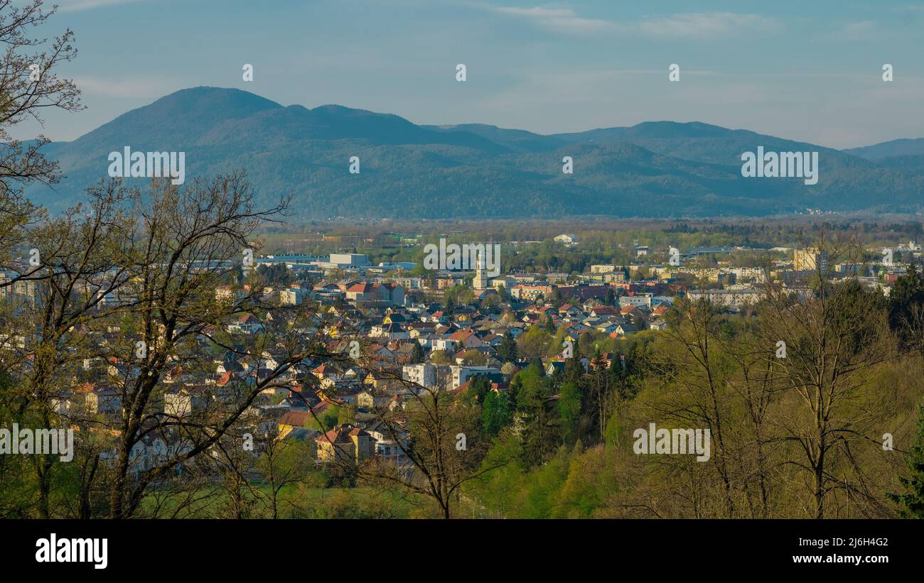 Vista di Vic e Rozna dolina da Roznik collina sopra Lubiana. Monte Krim e barje sullo sfondo. Foto Stock