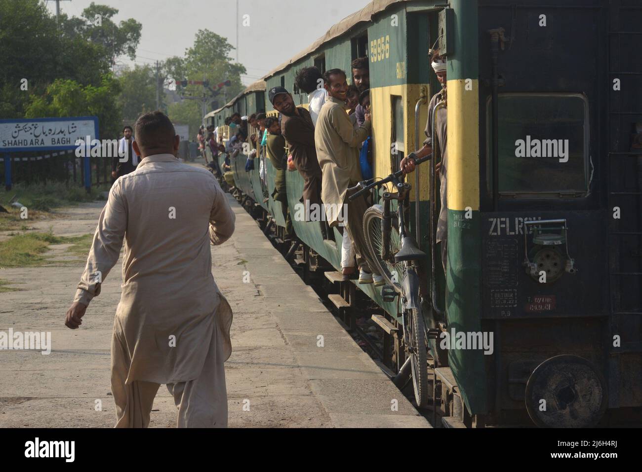 30 aprile 2022, Lahore, Punjab, Pakistan: La gente pakistana viaggia su un treno passeggeri affollato per raggiungere i loro villaggi e città per celebrare il festival musulmano di festa Eid al-Fir a Lahore. I musulmani di tutto il mondo si stanno preparando a celebrare l'Eid al-Fitr, che segna la fine del mese di digiuno del Ramadan. (Credit Image: © Rana Sajid Hussain/Pacific Press via ZUMA Press Wire) Foto Stock