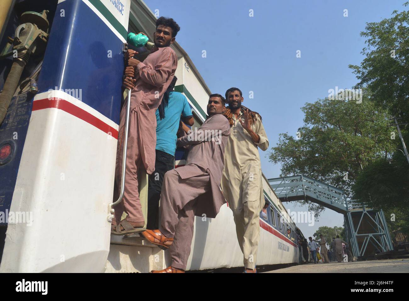 30 aprile 2022, Lahore, Punjab, Pakistan: La gente pakistana viaggia su un treno passeggeri affollato per raggiungere i loro villaggi e città per celebrare il festival musulmano di festa Eid al-Fir a Lahore. I musulmani di tutto il mondo si stanno preparando a celebrare l'Eid al-Fitr, che segna la fine del mese di digiuno del Ramadan. (Credit Image: © Rana Sajid Hussain/Pacific Press via ZUMA Press Wire) Foto Stock