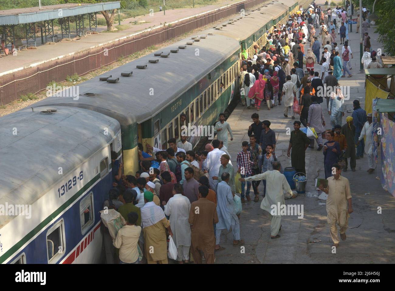 30 aprile 2022, Lahore, Punjab, Pakistan: La gente pakistana viaggia su un treno passeggeri affollato per raggiungere i loro villaggi e città per celebrare il festival musulmano di festa Eid al-Fir a Lahore. I musulmani di tutto il mondo si stanno preparando a celebrare l'Eid al-Fitr, che segna la fine del mese di digiuno del Ramadan. (Credit Image: © Rana Sajid Hussain/Pacific Press via ZUMA Press Wire) Foto Stock