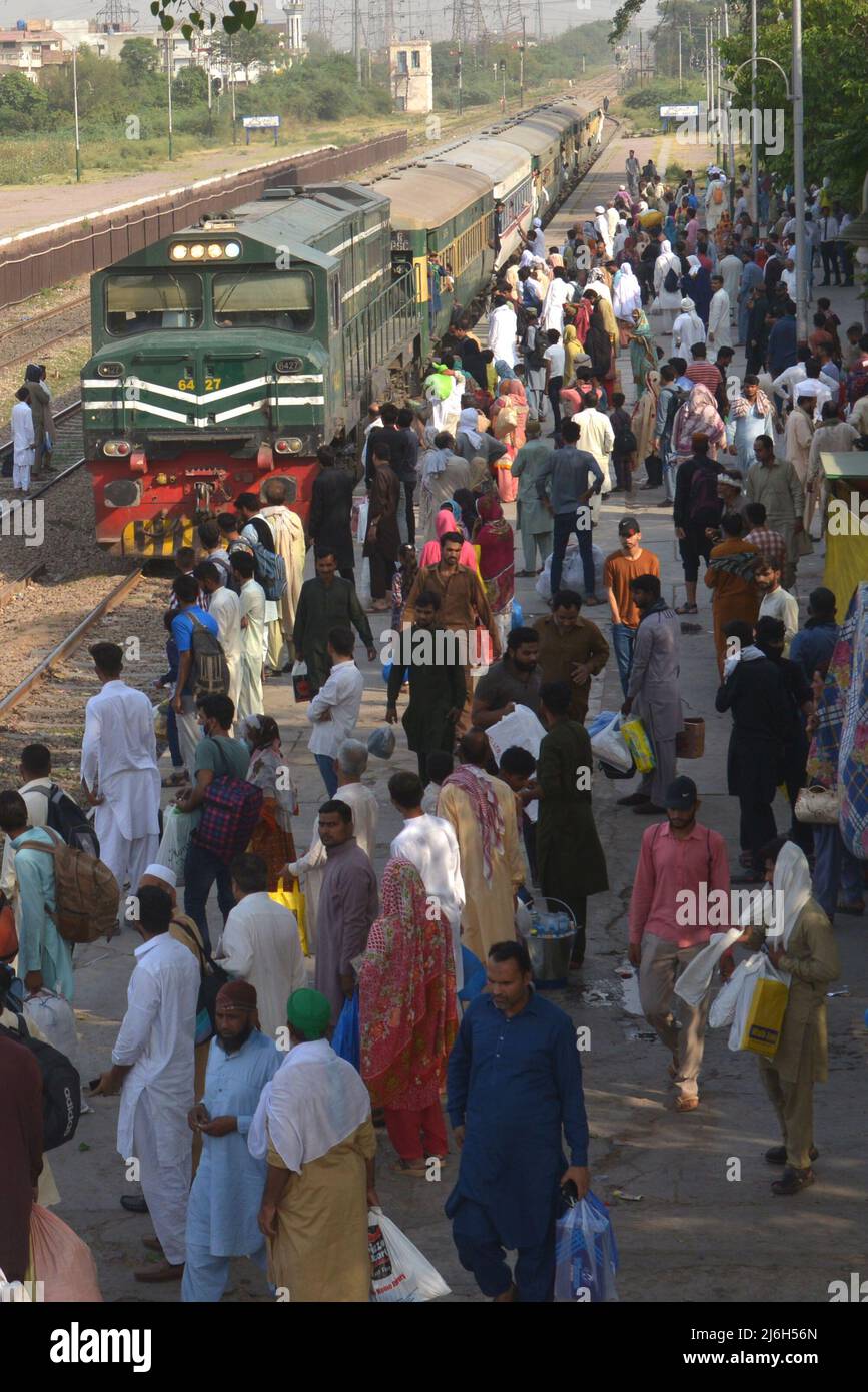 30 aprile 2022, Lahore, Punjab, Pakistan: La gente pakistana viaggia su un treno passeggeri affollato per raggiungere i loro villaggi e città per celebrare il festival musulmano di festa Eid al-Fir a Lahore. I musulmani di tutto il mondo si stanno preparando a celebrare l'Eid al-Fitr, che segna la fine del mese di digiuno del Ramadan. (Credit Image: © Rana Sajid Hussain/Pacific Press via ZUMA Press Wire) Foto Stock