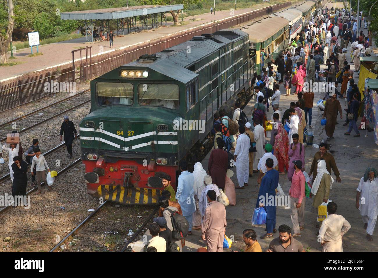 30 aprile 2022, Lahore, Punjab, Pakistan: La gente pakistana viaggia su un treno passeggeri affollato per raggiungere i loro villaggi e città per celebrare il festival musulmano di festa Eid al-Fir a Lahore. I musulmani di tutto il mondo si stanno preparando a celebrare l'Eid al-Fitr, che segna la fine del mese di digiuno del Ramadan. (Credit Image: © Rana Sajid Hussain/Pacific Press via ZUMA Press Wire) Foto Stock