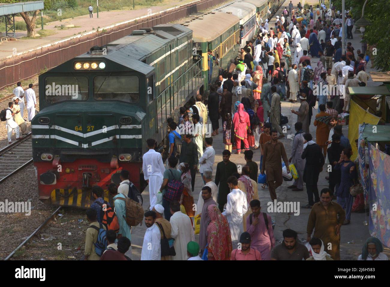 30 aprile 2022, Lahore, Punjab, Pakistan: La gente pakistana viaggia su un treno passeggeri affollato per raggiungere i loro villaggi e città per celebrare il festival musulmano di festa Eid al-Fir a Lahore. I musulmani di tutto il mondo si stanno preparando a celebrare l'Eid al-Fitr, che segna la fine del mese di digiuno del Ramadan. (Credit Image: © Rana Sajid Hussain/Pacific Press via ZUMA Press Wire) Foto Stock