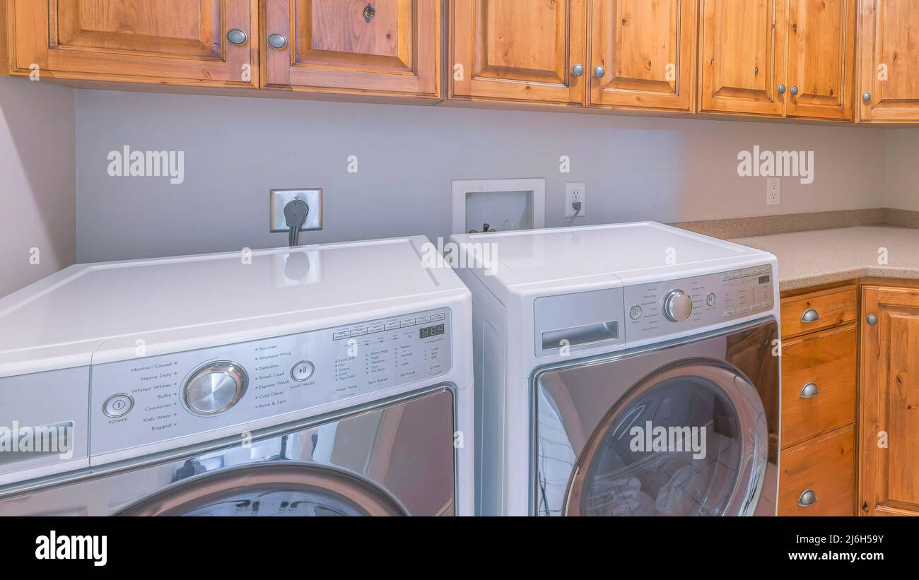Panorama lavanderia interno con pavimenti e pareti mobili in legno Foto  stock - Alamy