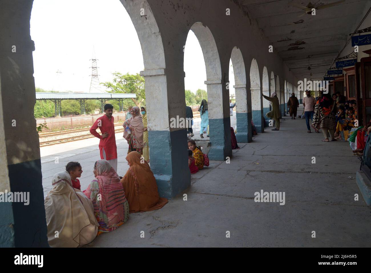 30 aprile 2022, Lahore, Punjab, Pakistan: La gente pakistana viaggia su un treno passeggeri affollato per raggiungere i loro villaggi e città per celebrare il festival musulmano di festa Eid al-Fir a Lahore. I musulmani di tutto il mondo si stanno preparando a celebrare l'Eid al-Fitr, che segna la fine del mese di digiuno del Ramadan. (Credit Image: © Rana Sajid Hussain/Pacific Press via ZUMA Press Wire) Foto Stock