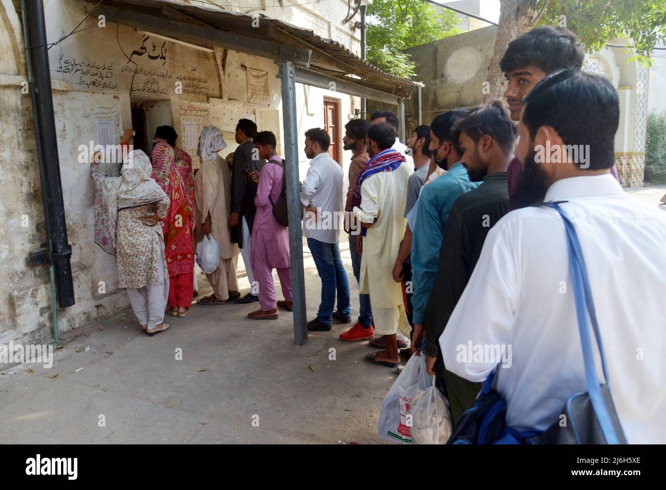 30 aprile 2022, Lahore, Punjab, Pakistan: La gente pakistana viaggia su un treno passeggeri affollato per raggiungere i loro villaggi e città per celebrare il festival musulmano di festa Eid al-Fir a Lahore. I musulmani di tutto il mondo si stanno preparando a celebrare l'Eid al-Fitr, che segna la fine del mese di digiuno del Ramadan. (Credit Image: © Rana Sajid Hussain/Pacific Press via ZUMA Press Wire) Foto Stock