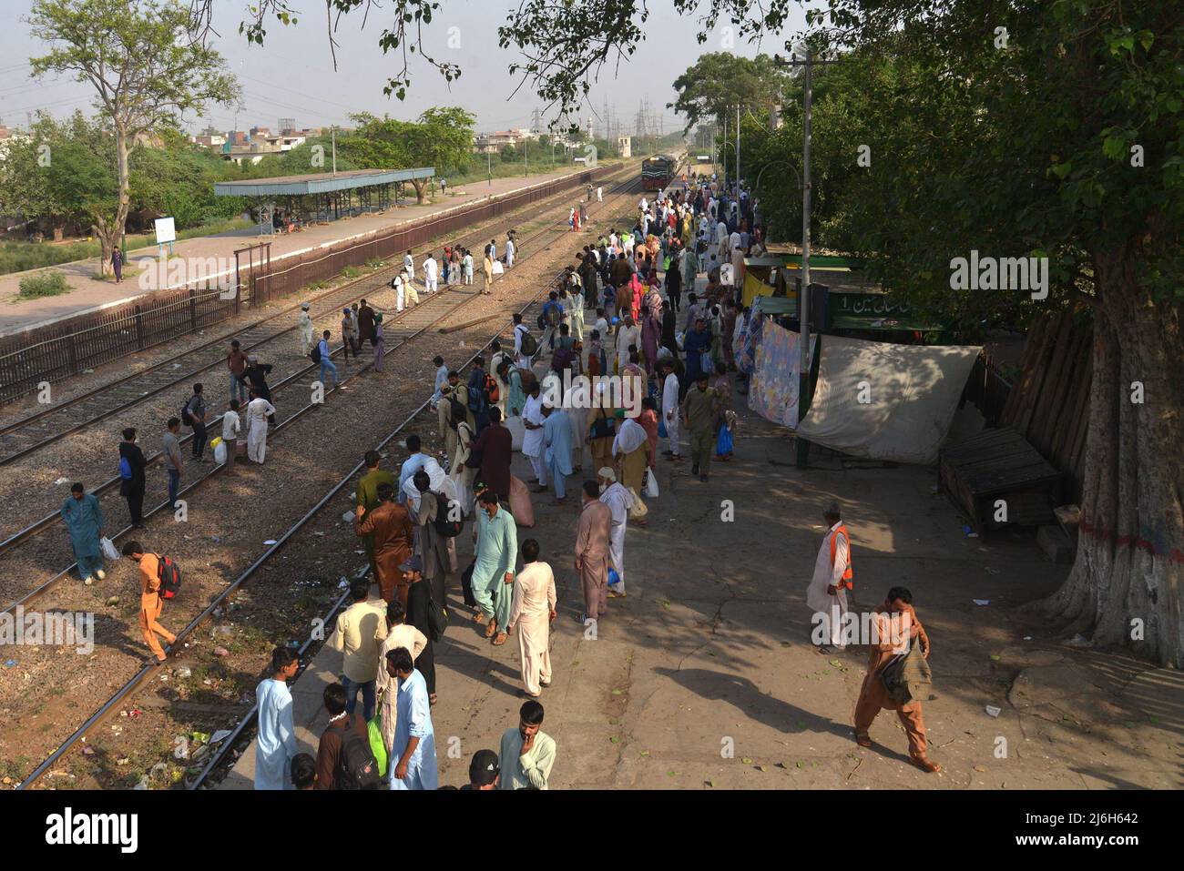 30 aprile 2022, Lahore, Punjab, Pakistan: La gente pakistana viaggia su un treno passeggeri affollato per raggiungere i loro villaggi e città per celebrare il festival musulmano di festa Eid al-Fir a Lahore. I musulmani di tutto il mondo si stanno preparando a celebrare l'Eid al-Fitr, che segna la fine del mese di digiuno del Ramadan. (Credit Image: © Rana Sajid Hussain/Pacific Press via ZUMA Press Wire) Foto Stock