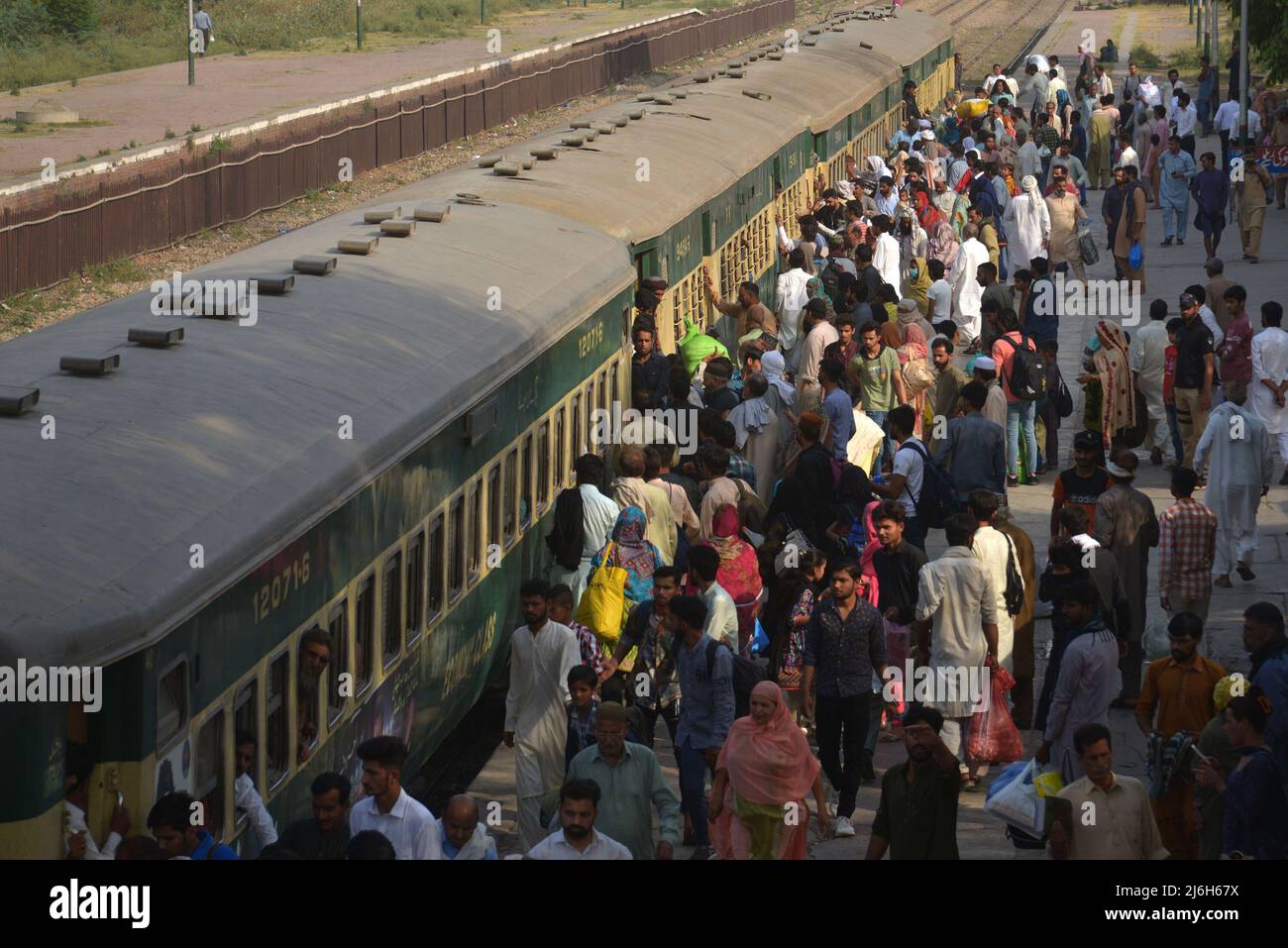 30 aprile 2022, Lahore, Punjab, Pakistan: La gente pakistana viaggia su un treno passeggeri affollato per raggiungere i loro villaggi e città per celebrare il festival musulmano di festa Eid al-Fir a Lahore. I musulmani di tutto il mondo si stanno preparando a celebrare l'Eid al-Fitr, che segna la fine del mese di digiuno del Ramadan. (Credit Image: © Rana Sajid Hussain/Pacific Press via ZUMA Press Wire) Foto Stock