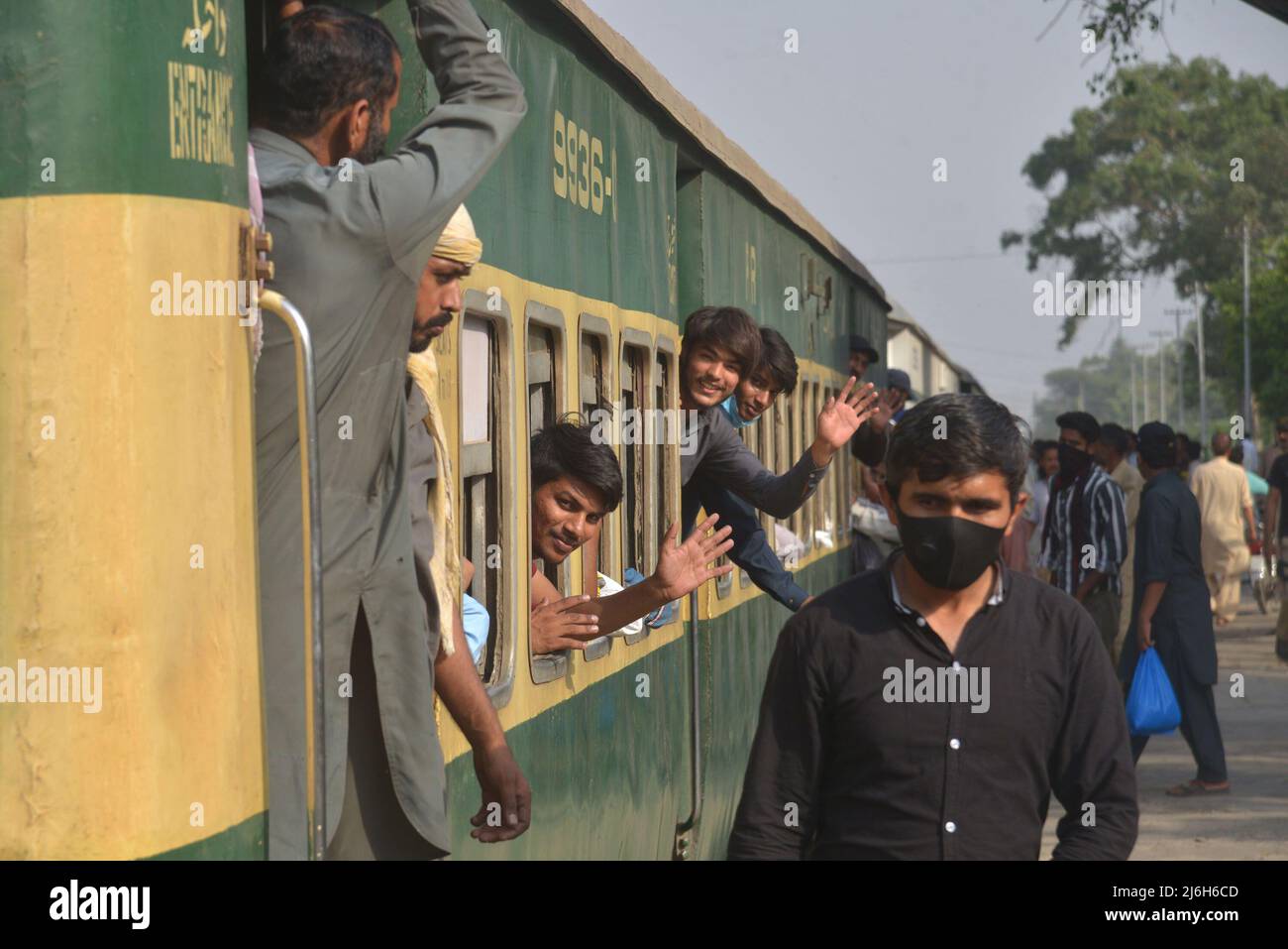 30 aprile 2022, Lahore, Punjab, Pakistan: La gente pakistana viaggia su un treno passeggeri affollato per raggiungere i loro villaggi e città per celebrare il festival musulmano di festa Eid al-Fir a Lahore. I musulmani di tutto il mondo si stanno preparando a celebrare l'Eid al-Fitr, che segna la fine del mese di digiuno del Ramadan. (Credit Image: © Rana Sajid Hussain/Pacific Press via ZUMA Press Wire) Foto Stock