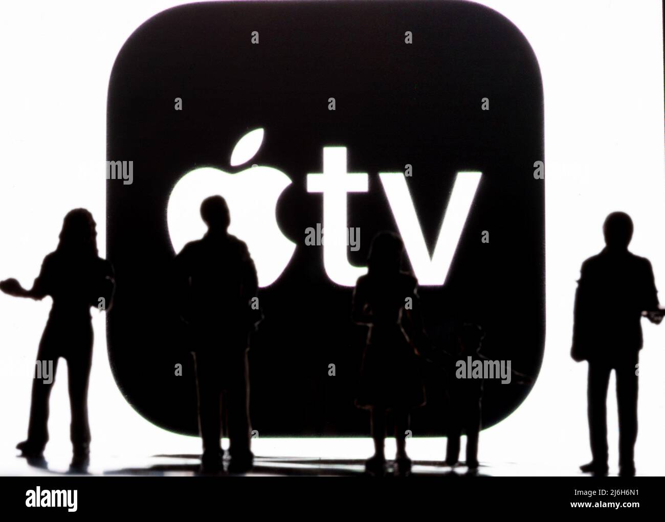 In questa foto, le figure in miniatura si trovano di fronte a un logo Apple TV sfocato su uno smartphone (Foto di Igor Golovniov / SOPA Images/Sipa USA) Foto Stock