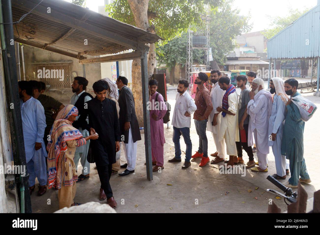 30 aprile 2022, Lahore, Punjab, Pakistan: La gente pakistana viaggia su un treno passeggeri affollato per raggiungere i loro villaggi e città per celebrare il festival musulmano di festa Eid al-Fir a Lahore. I musulmani di tutto il mondo si stanno preparando a celebrare l'Eid al-Fitr, che segna la fine del mese di digiuno del Ramadan. (Credit Image: © Rana Sajid Hussain/Pacific Press via ZUMA Press Wire) Foto Stock
