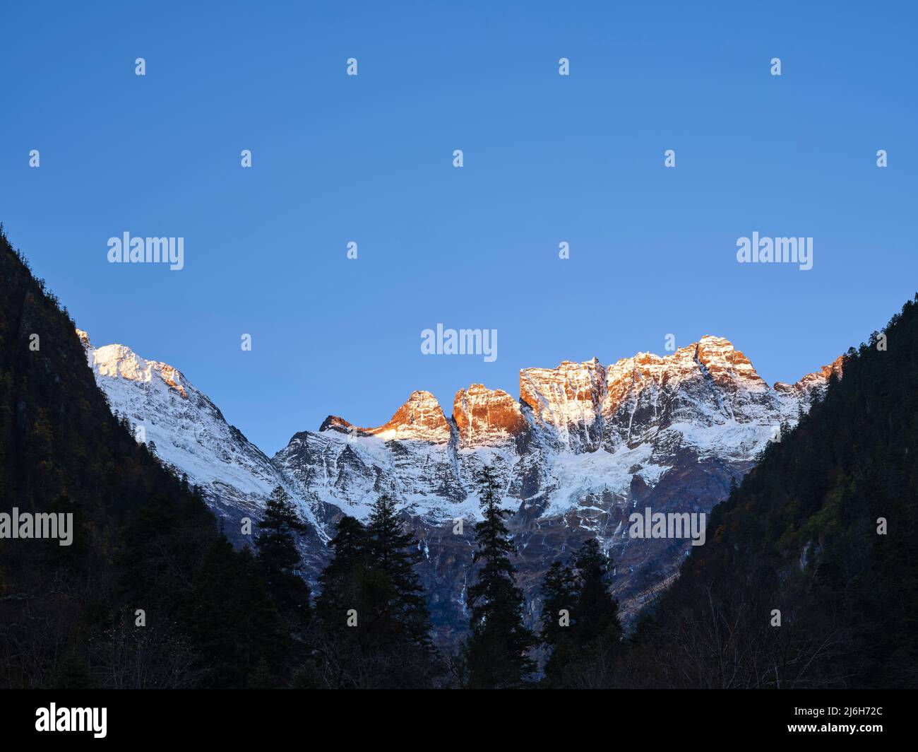 monte jiariren-an delle montagne di neve meili all'alba nella provincia cinese di yunnan Foto Stock