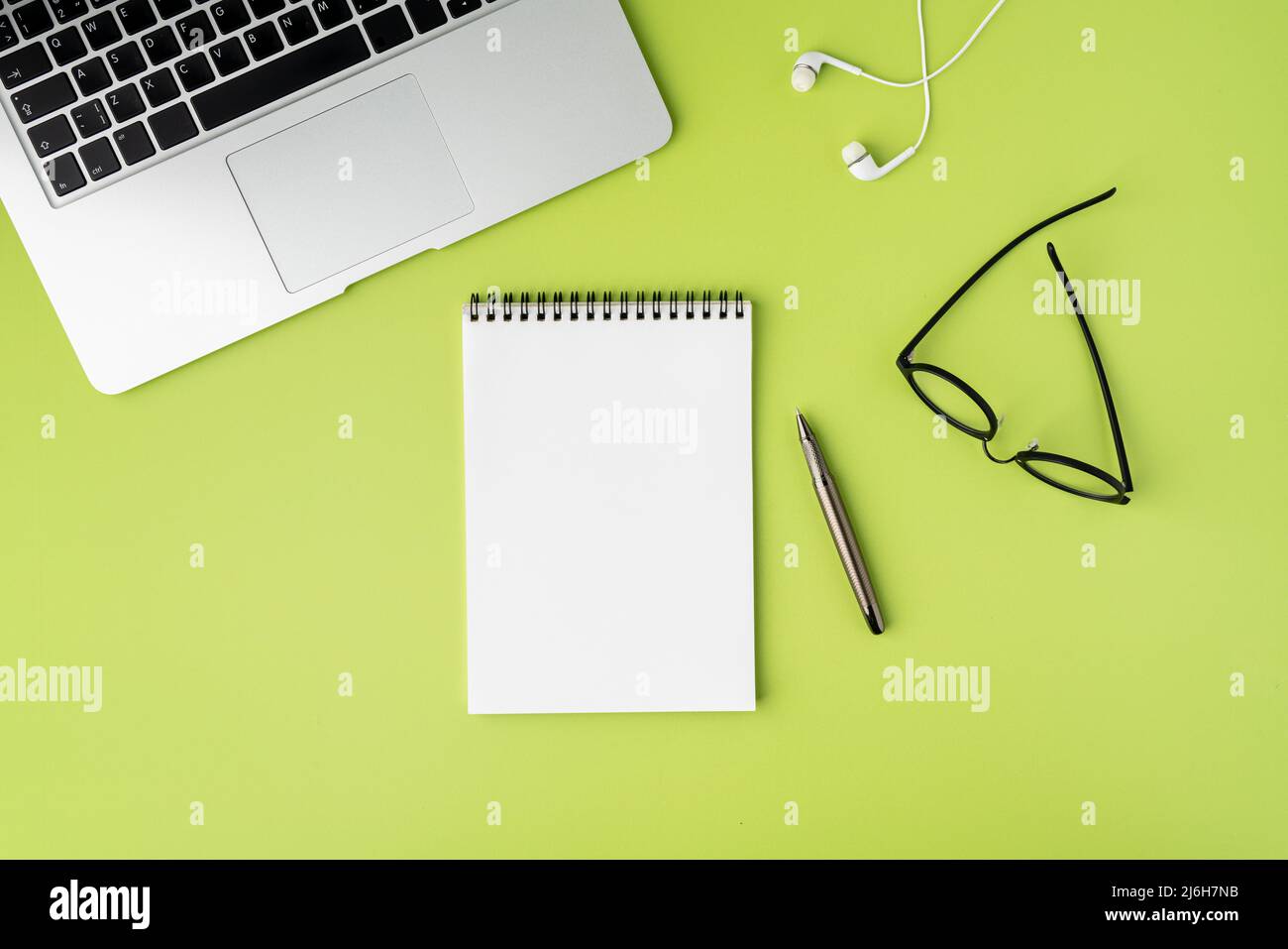 Spazio vuoto sul notebook bianco a spirale per il testo. Ambiente di lavoro moderno, vista dall'alto Foto Stock