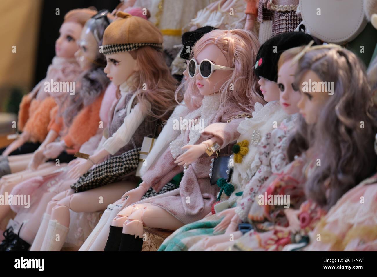 Una fila di bambole vestite sontuosamente Foto Stock