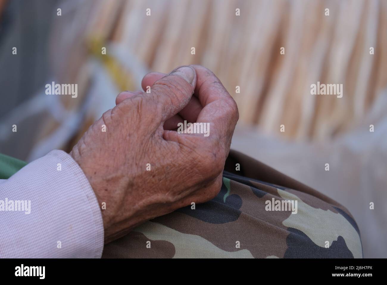 Vista ravvicinata delle mani di una persona anziana Foto Stock