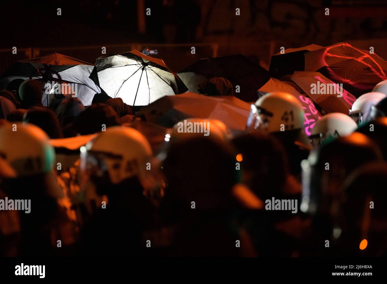 01 maggio 2022, Amburgo: Partecipanti alla manifestazione sotto lo slogan 'verboten gut - Anarchismo in die offensive - Anarchistischer 1. Mai' sono stati arrestati dalla polizia a causa di pirotecnici e ombrelloni messi in su come schermo. Foto: Jonas Walzberg/dpa Foto Stock