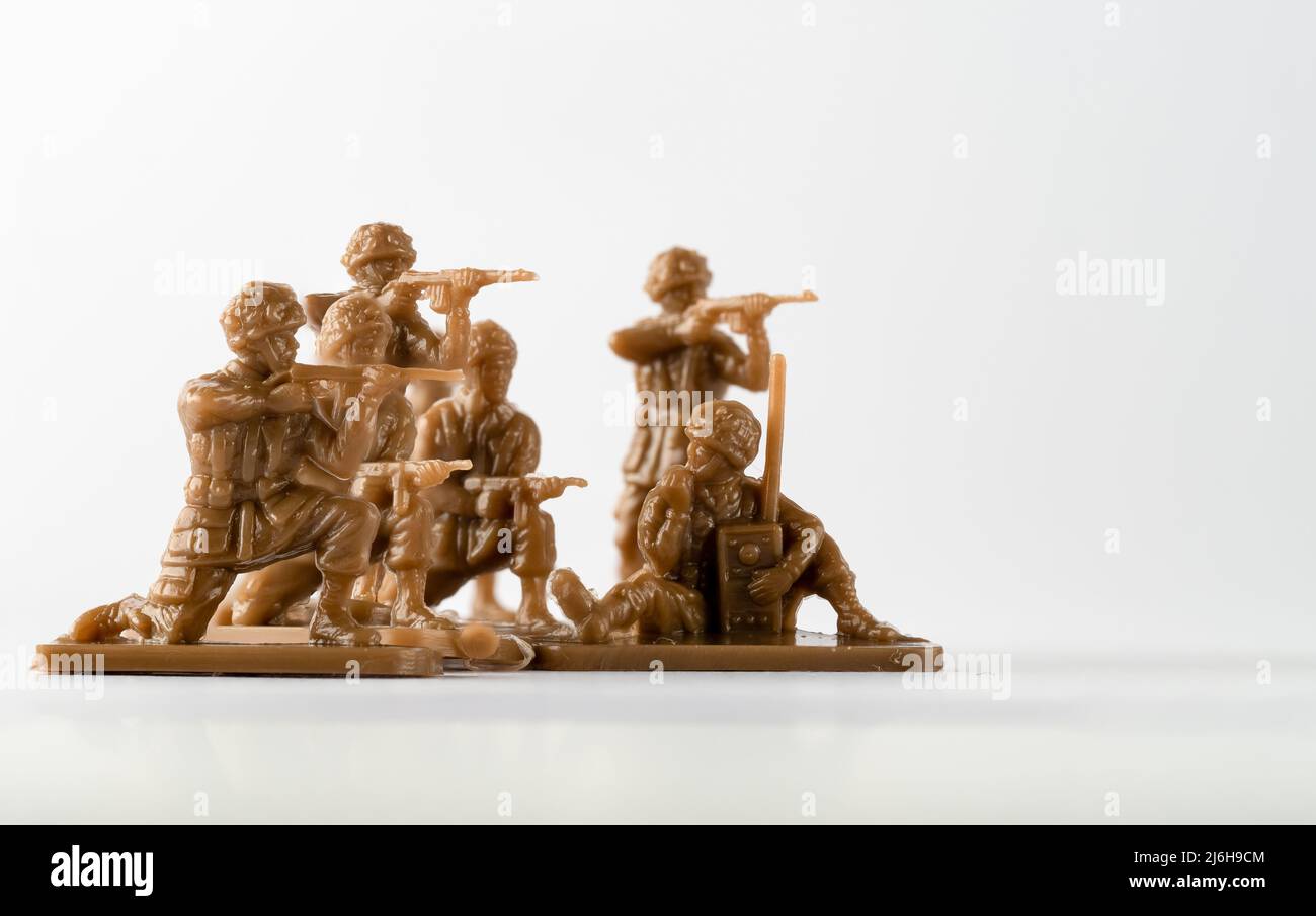 Il platone di truppa del comandante selezionato alla base con i soldati del giocattolo del radiooperatore marroni Foto Stock