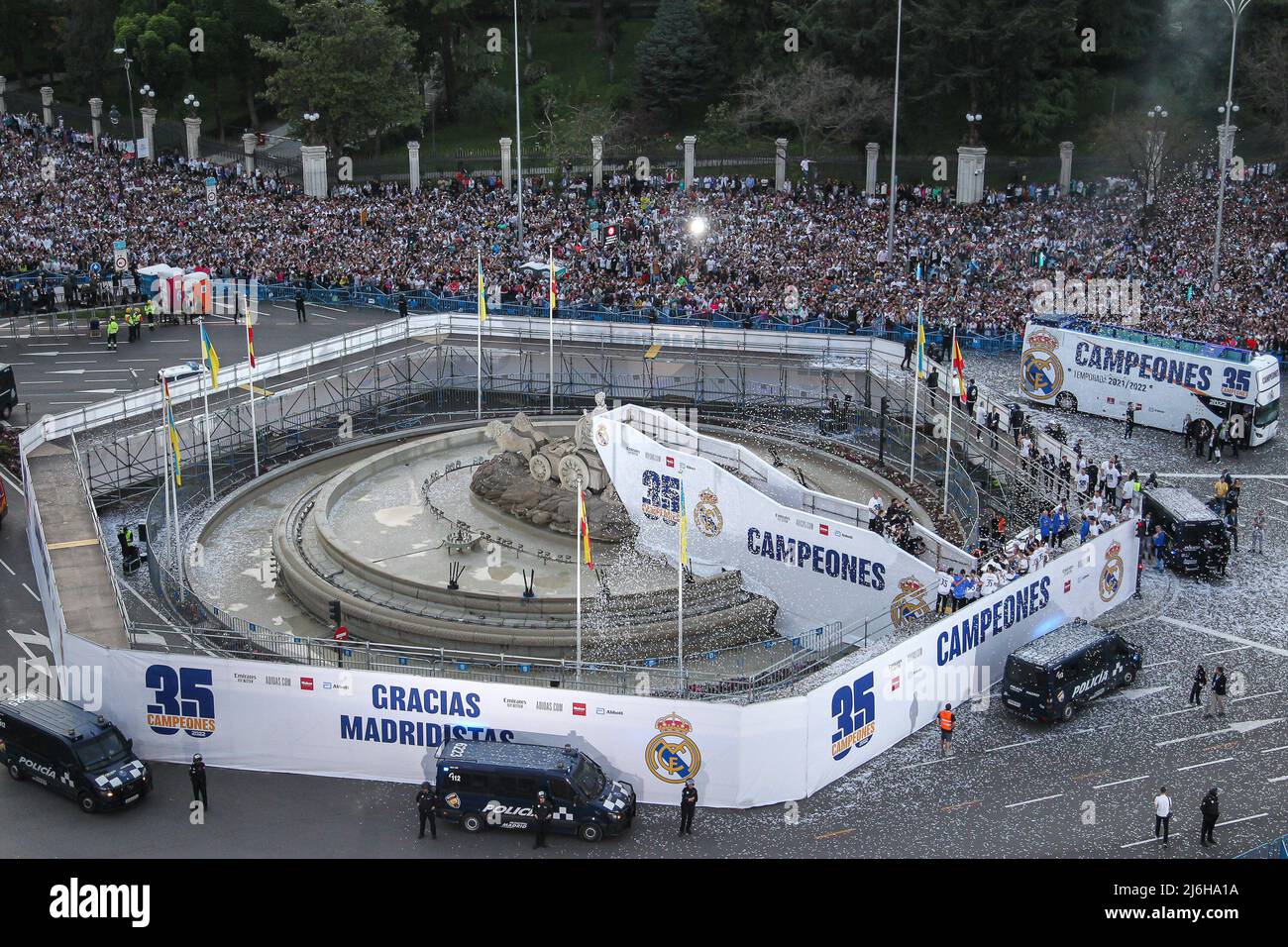 Real Madrid giocatori che festeggiano a Piazza Cibeles il titolo della Lega 35th, dopo il campionato spagnolo la Liga partita di calcio tra Real Madrid ed Espanyol il 30 aprile 2022 a Madrid, Spagna - Foto: Irina R. Hipolito/DPPI/LiveMedia Foto Stock