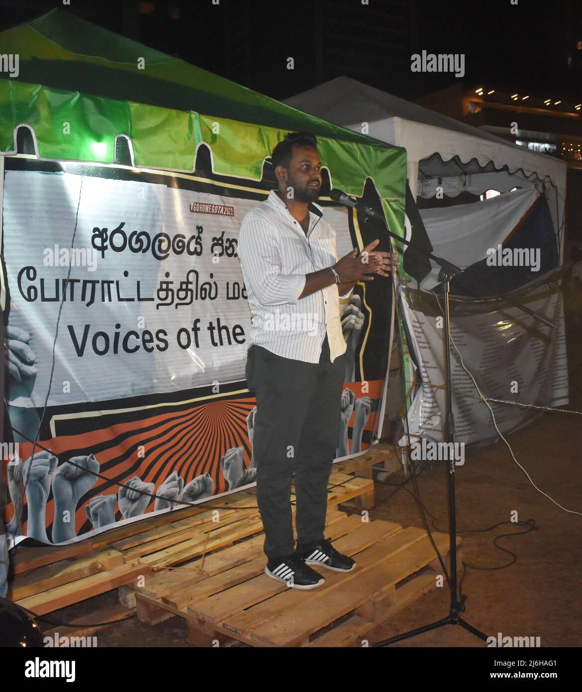 Colombo, Sri Lanka. 1st maggio 2022. La protesta del giorno di maggio si è svolta in tutto il paese chiedendo le dimissioni immediate del Presidente, del primo Ministro e del governo. Maggio Day Rallies ha portato migliaia di persone a Galle faccia verde, dove la protesta ha continuato per 23 giorni. Foto Stock