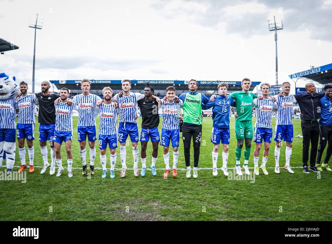 Odense, Danimarca. 01st, maggio 2022. I giocatori di OB festeggiano con i tifosi dopo la partita Superliga del 3F tra Odense Boldklub e Aarhus GF al Nature Energy Park di Odense. (Photo credit: Gonzales Photo - Kent Rasmussen). Foto Stock