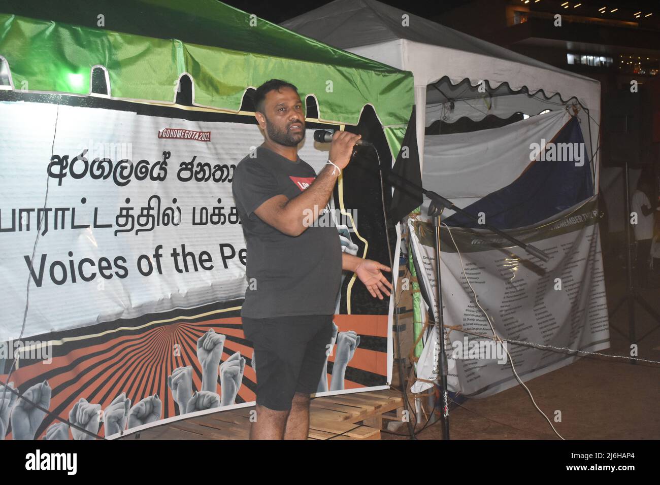 Colombo, Sri Lanka. 1st maggio 2022. La protesta del giorno di maggio si è svolta in tutto il paese chiedendo le dimissioni immediate del Presidente, del primo Ministro e del governo. Maggio Day Rallies ha portato migliaia di persone a Galle faccia verde, dove la protesta ha continuato per 23 giorni. Foto Stock