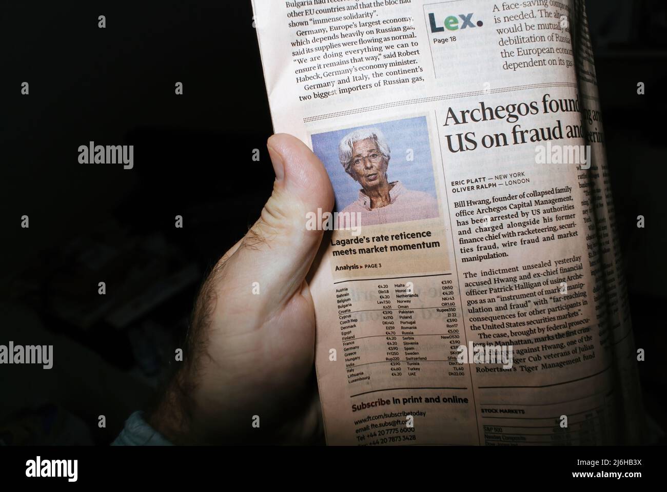 Parigi, Francia - Apr 28, 2022: POV giornale di tenuta a mano maschile Financial Times con articoli la reticenza di tasso del Presidente della Banca Centrale europea Lagarde incontra l'analisi del momento di mercato Foto Stock