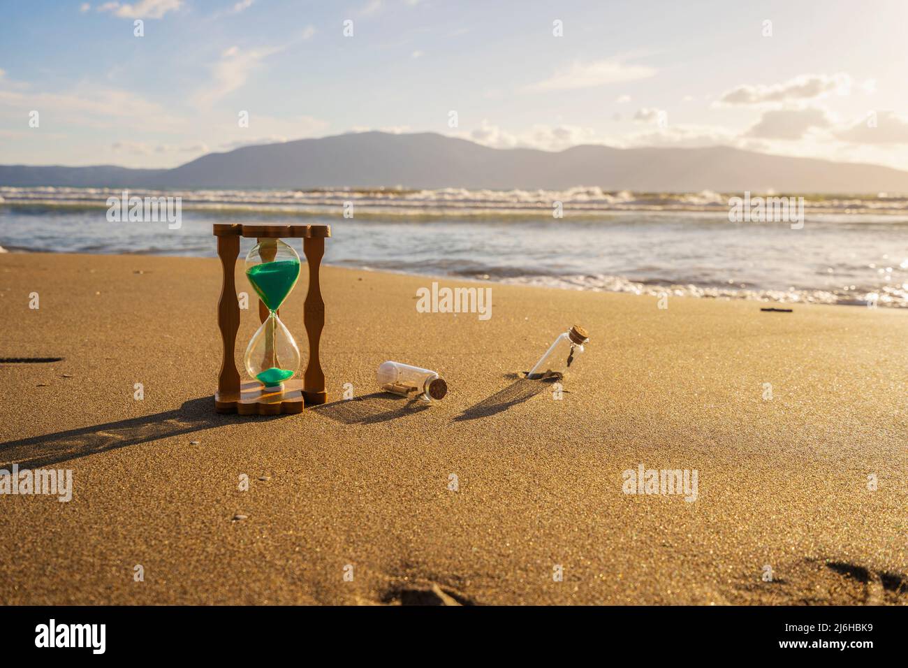 Closeup di clessidra sulla sabbia. Timer Beach Sunset Foto Stock