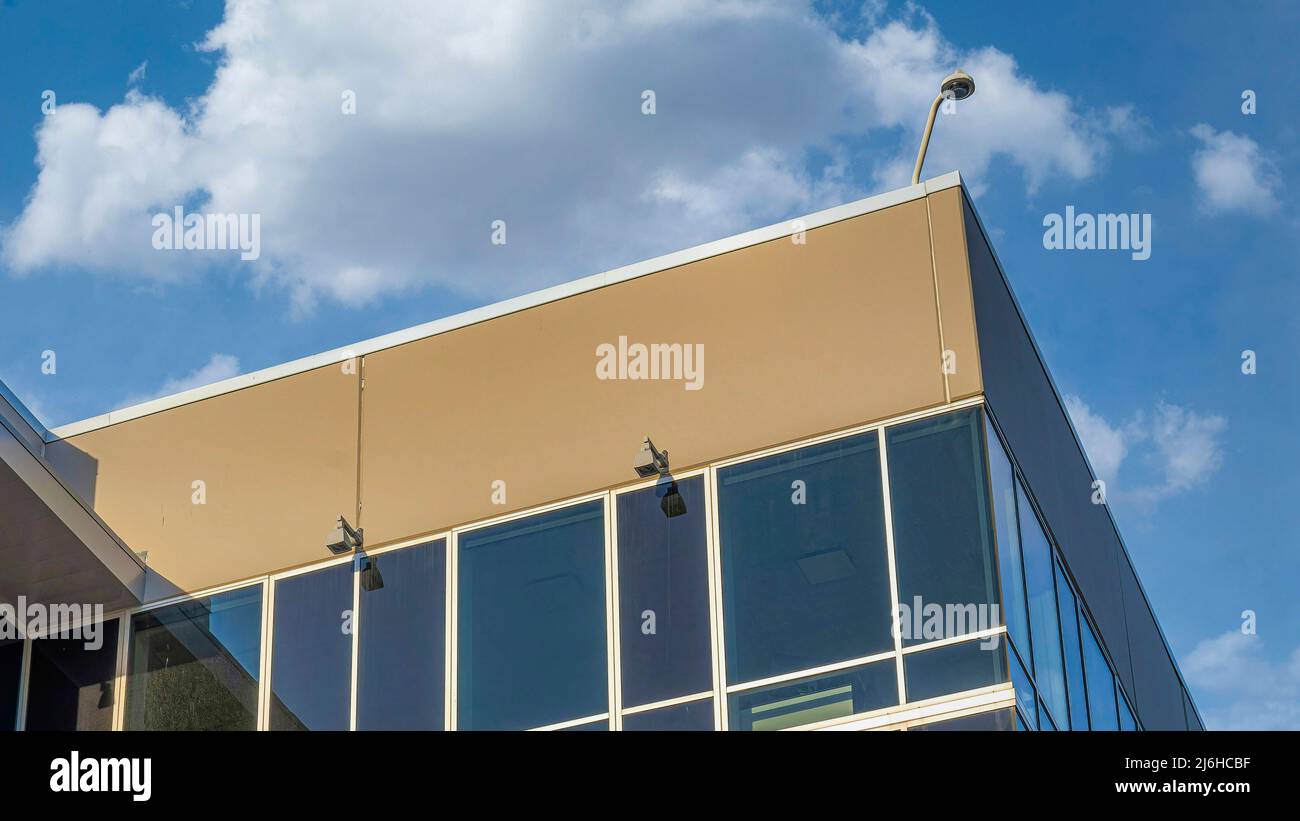 Panorama White nuvole puffy edificio con telecamera di sicurezza ip dome in alto angolo Foto Stock
